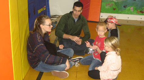 William & Mary students (left) use a laptop to teach environmental lessons on refuse, reduce, reuse, recycle to Matthew Whaley Elementary School students as part of the Eco-Schools Leadership Initiative. (Jennifer L. Williams/W&M News)