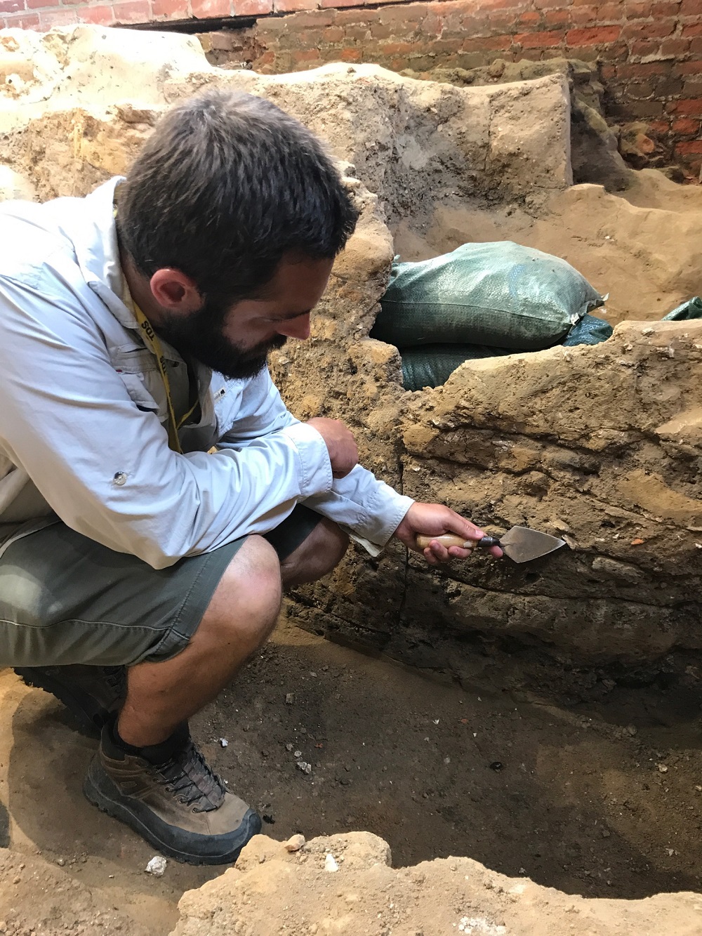 Archaeologist Bob Chartrand digs into the cellar. “When we’re seeing stratigraphy like this that’s not from a single depository action, that’s definitely from multiple periods of deposition," he said. (WYDaily/ Courtesy Danny Schmidt, Preservation Virginia)