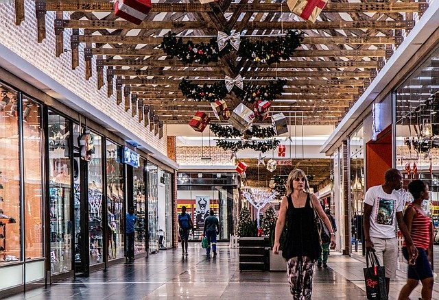 During the holiday season, malls will be busy with shoppers exchanging or returning items or using gift cards. (WYDaily/ Courtesy of Pixabay)