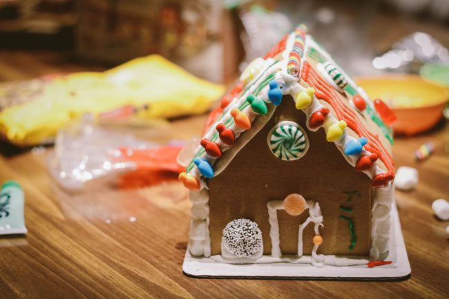 Gingerbread, candy and a holiday centerpiece: Kids can attend this holiday workshop to satisfy their sweet tooth. (WYDaily/ Courtesy of Unsplash)