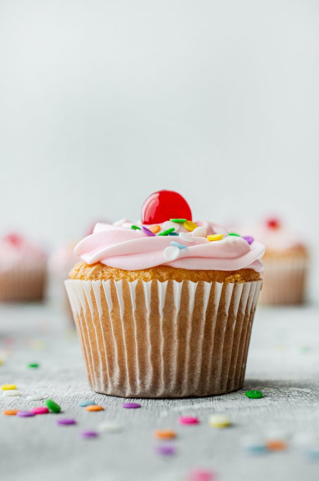 Kids and teens with a sweet tooth can sign up for a Valentine-themed cupcake decorating class. (WYDaily/ Courtesy of Unsplash)